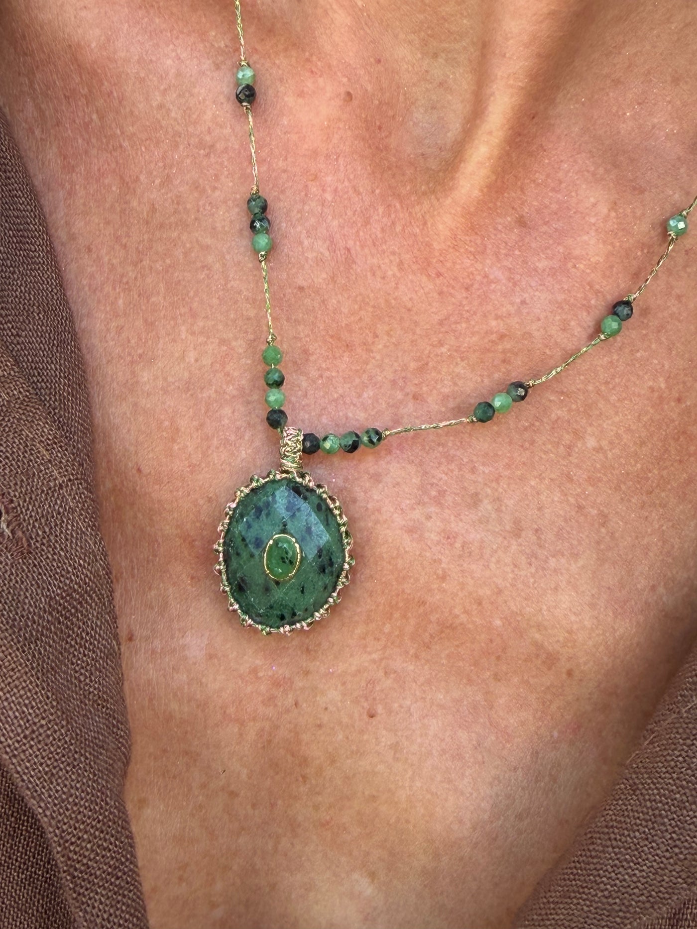 Collier Barlea Pierre verte Rubis Zoïsite