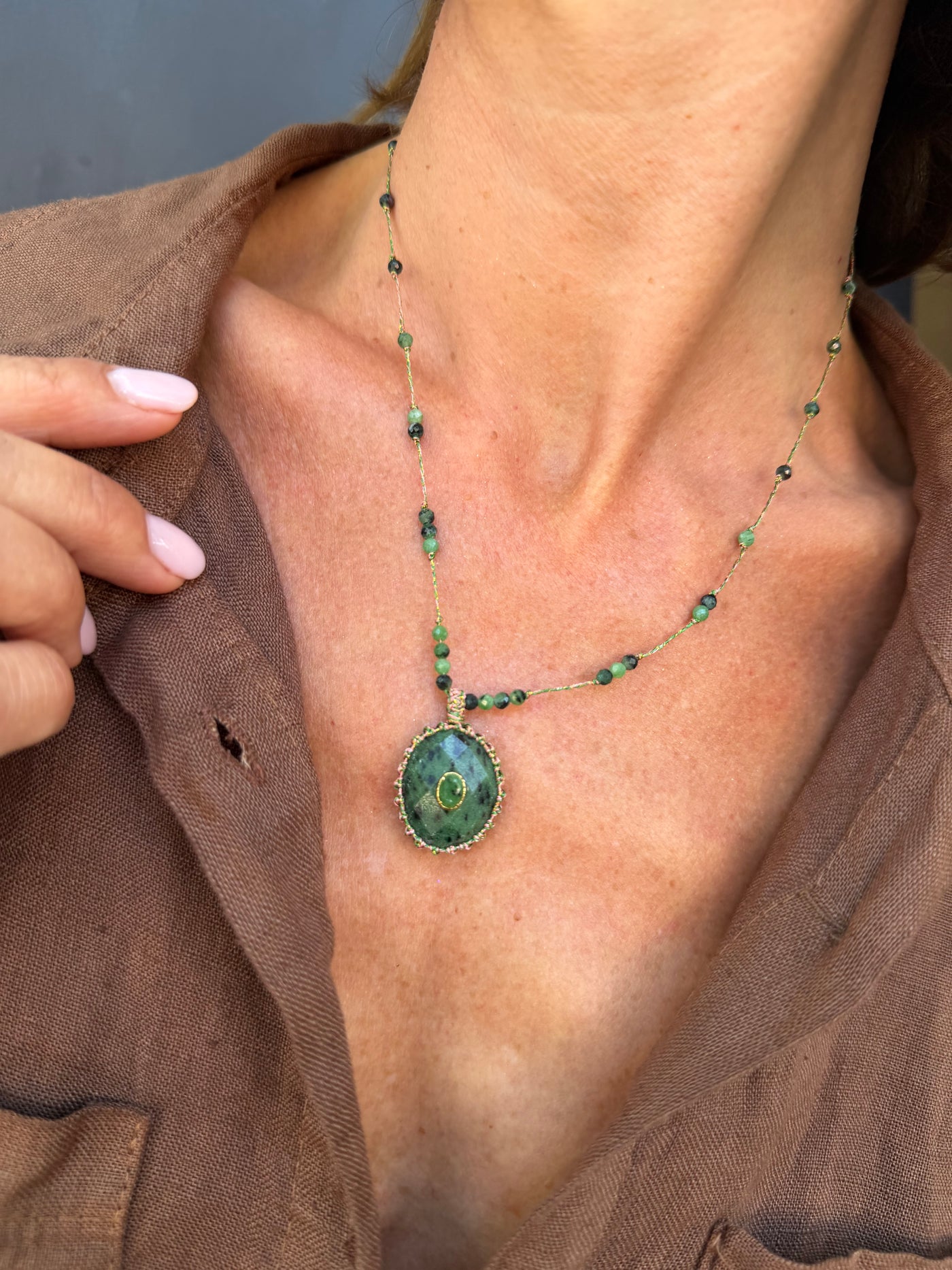 Collier Barlea Pierre verte Rubis Zoïsite