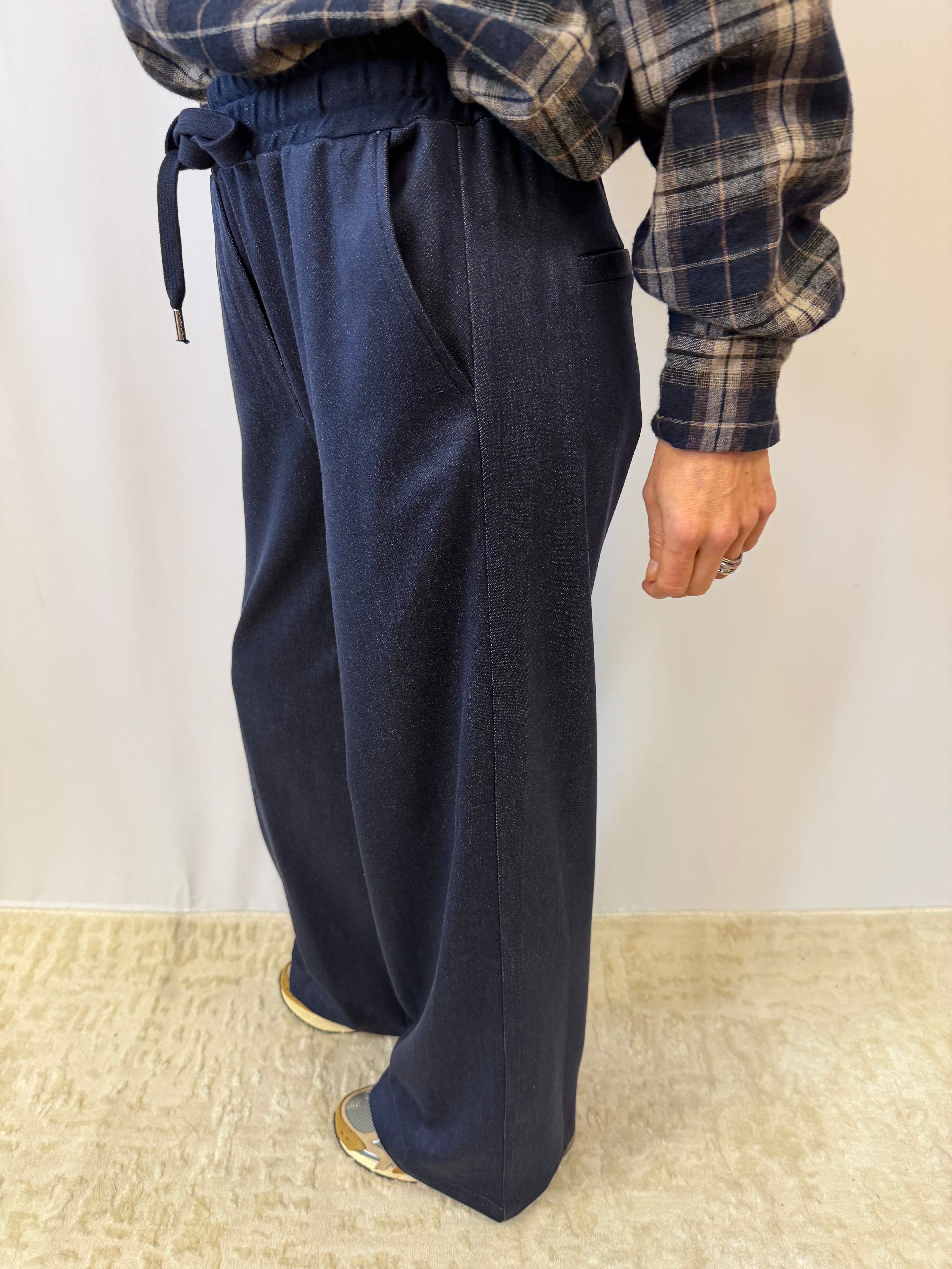 Vue de côté pantalon Please Romeo