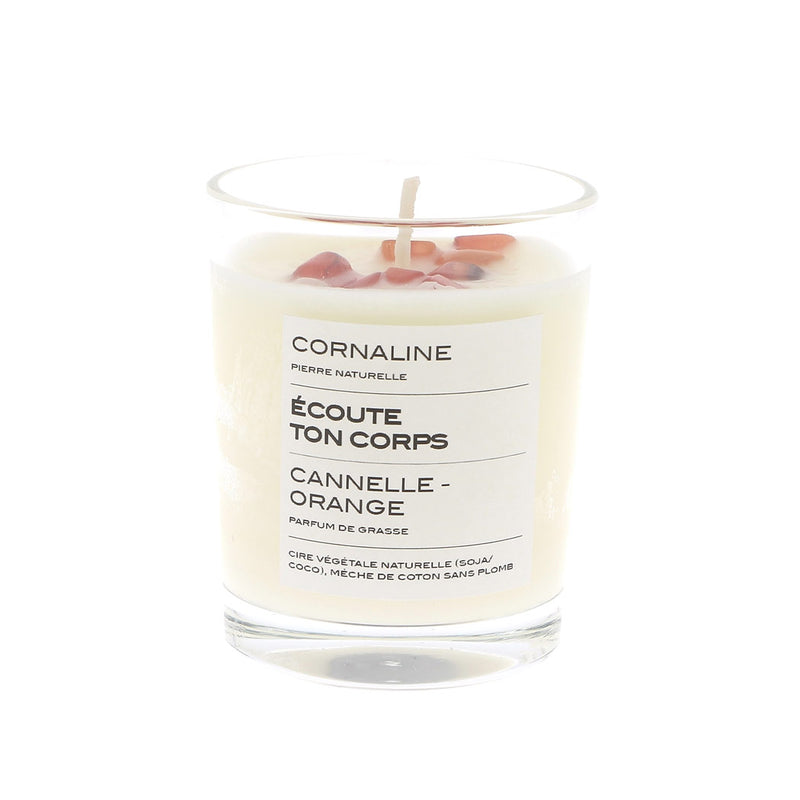 Bougie parfumée ÉCOUTE TON CORPS avec pierres de cornaline, parfumée à la cannelle et à l’orange, présentée dans un pot en verre. La bougie est fabriquée à partir de cire végétale naturelle (soja/coco) avec une mèche de coton sans plomb.