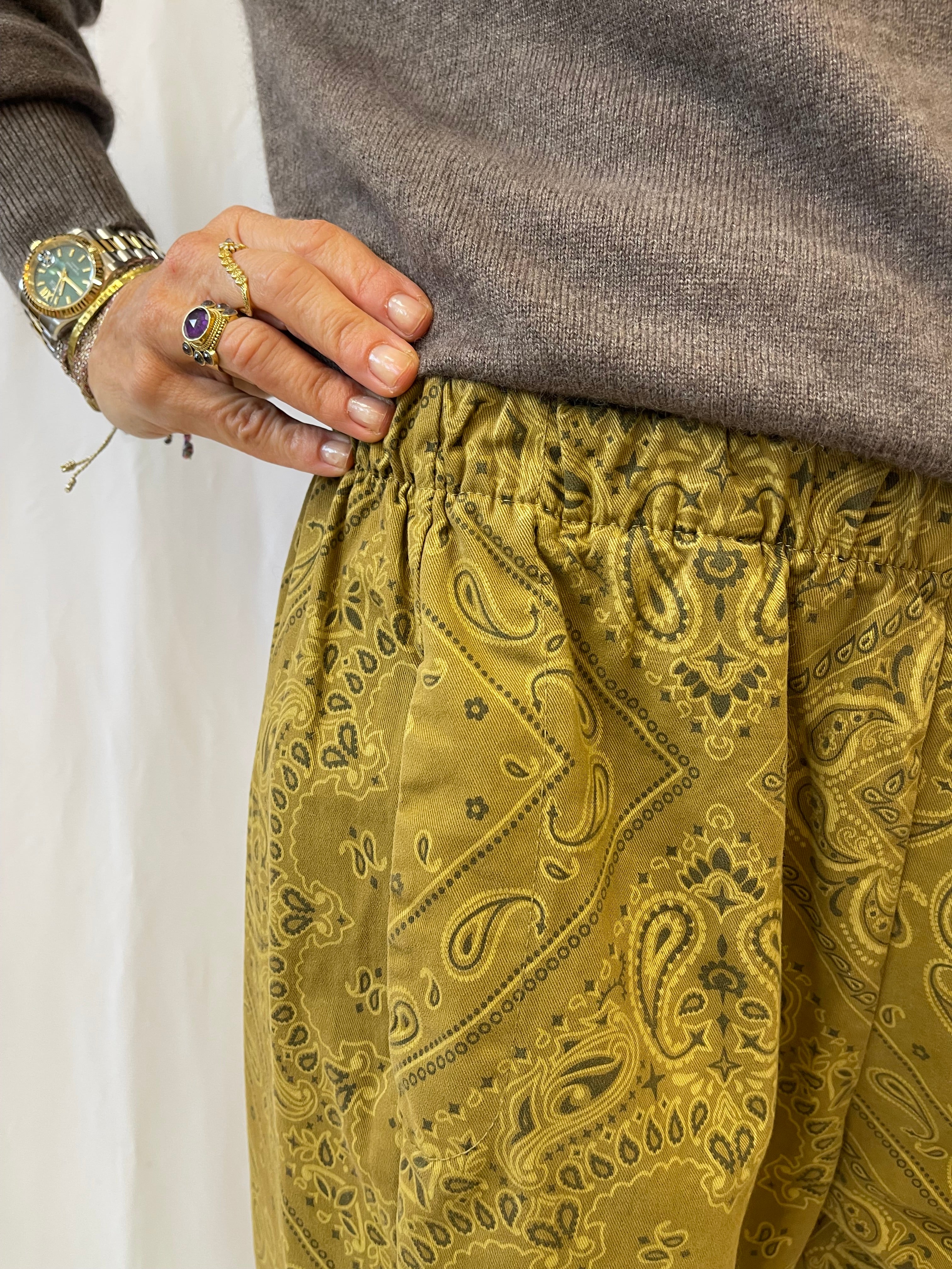 Vue de près du pantalon Johanna Swan de style "bandana"