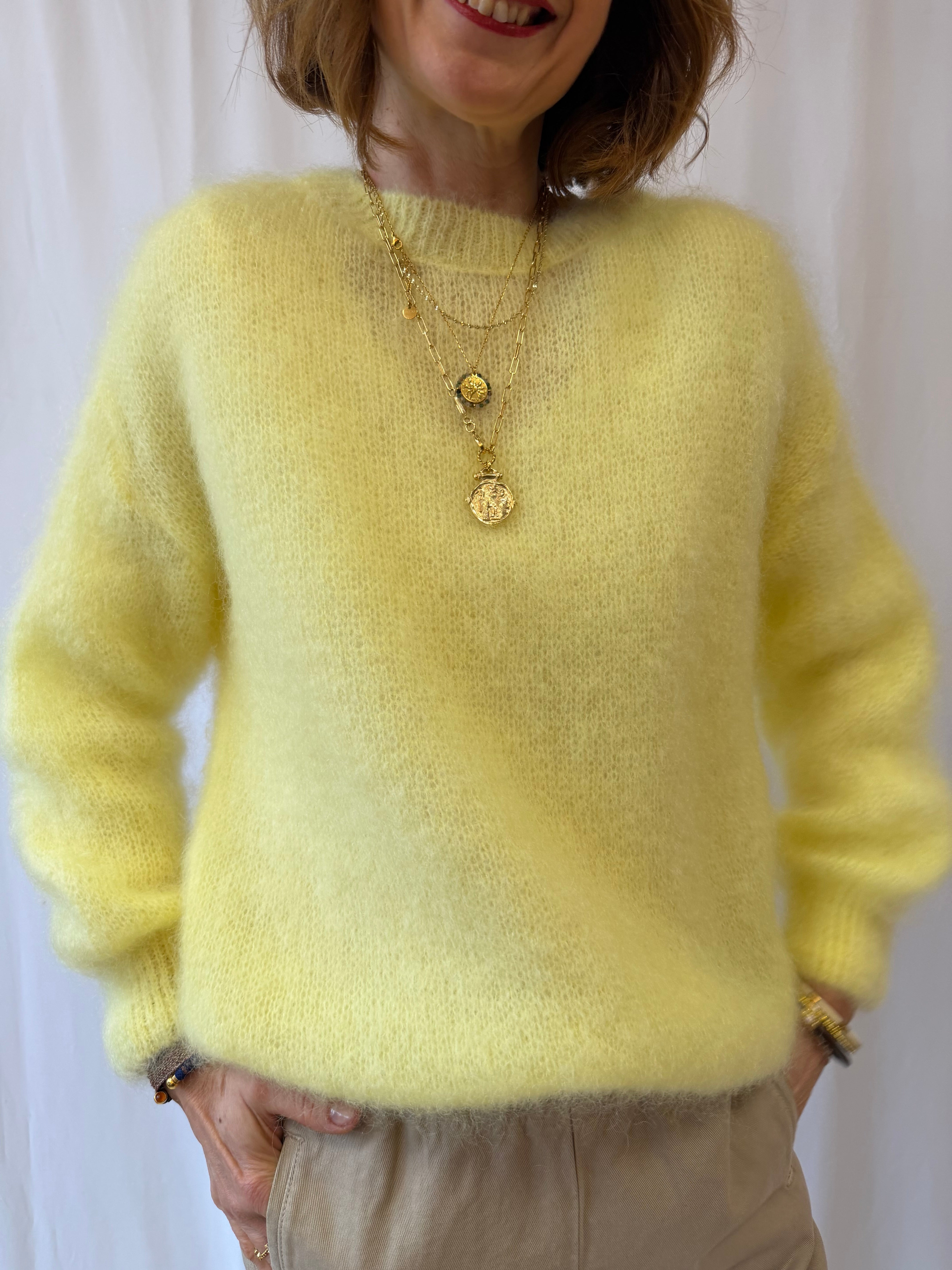 pull jaune