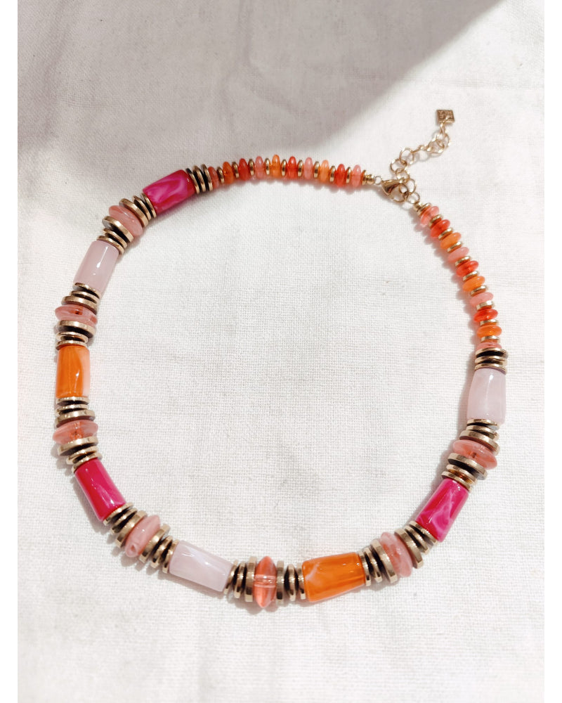 Collier résine rose dorée