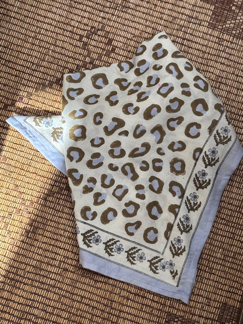 Foulard Byzantine Grand Léopard écru et bleu ciel