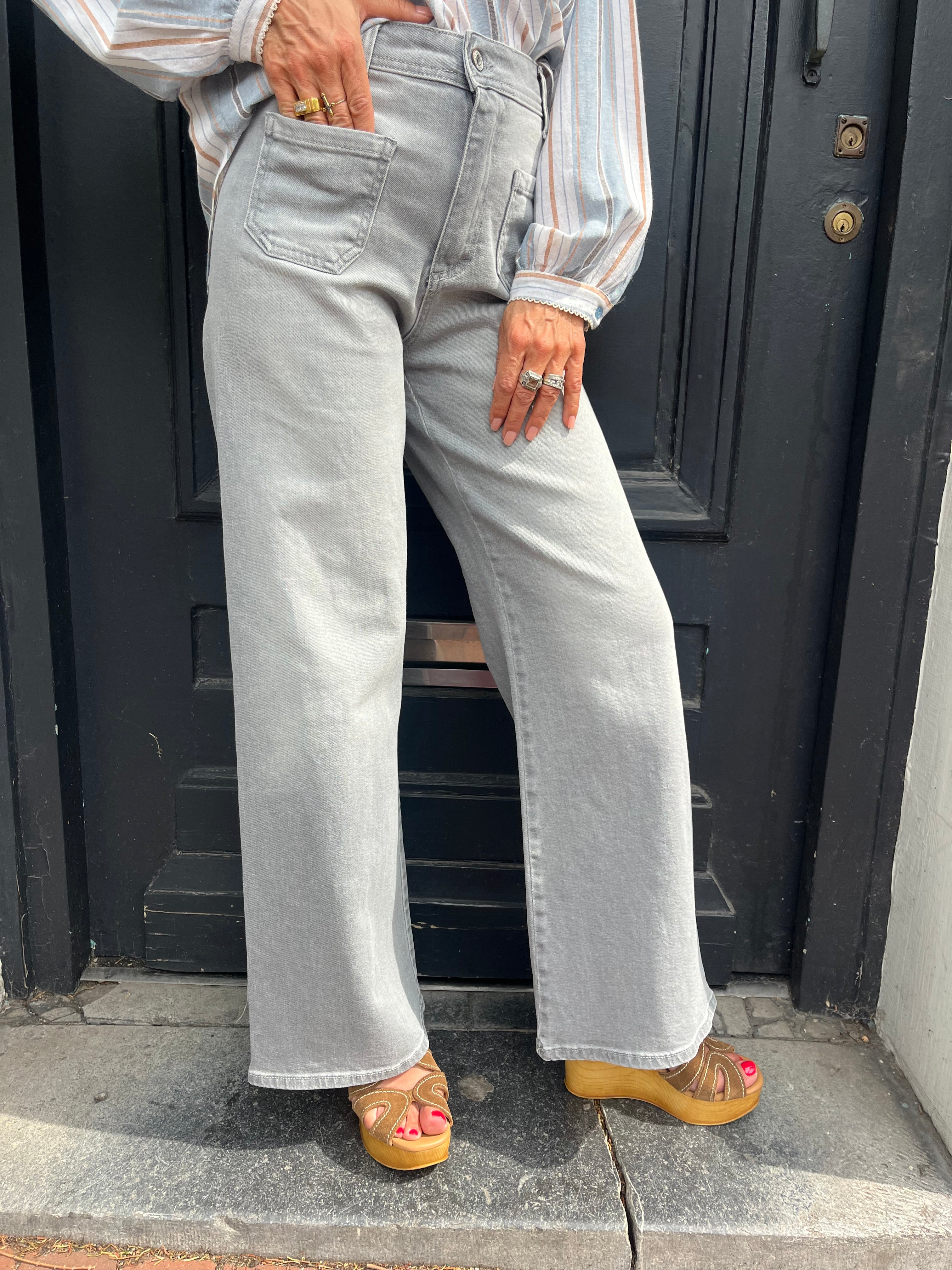 vue de côté du jean please clair