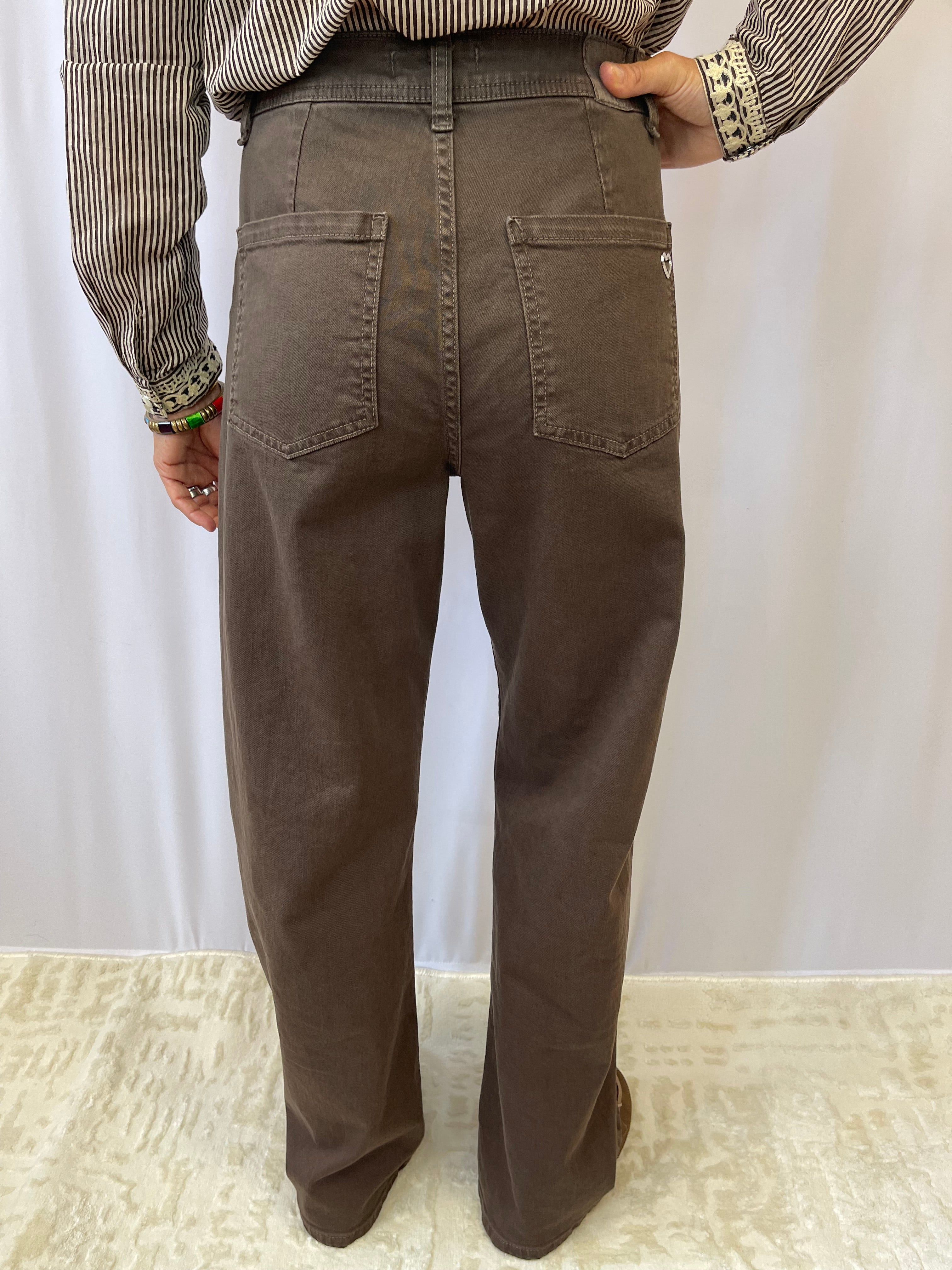 vue de l'arrière du jean please marron