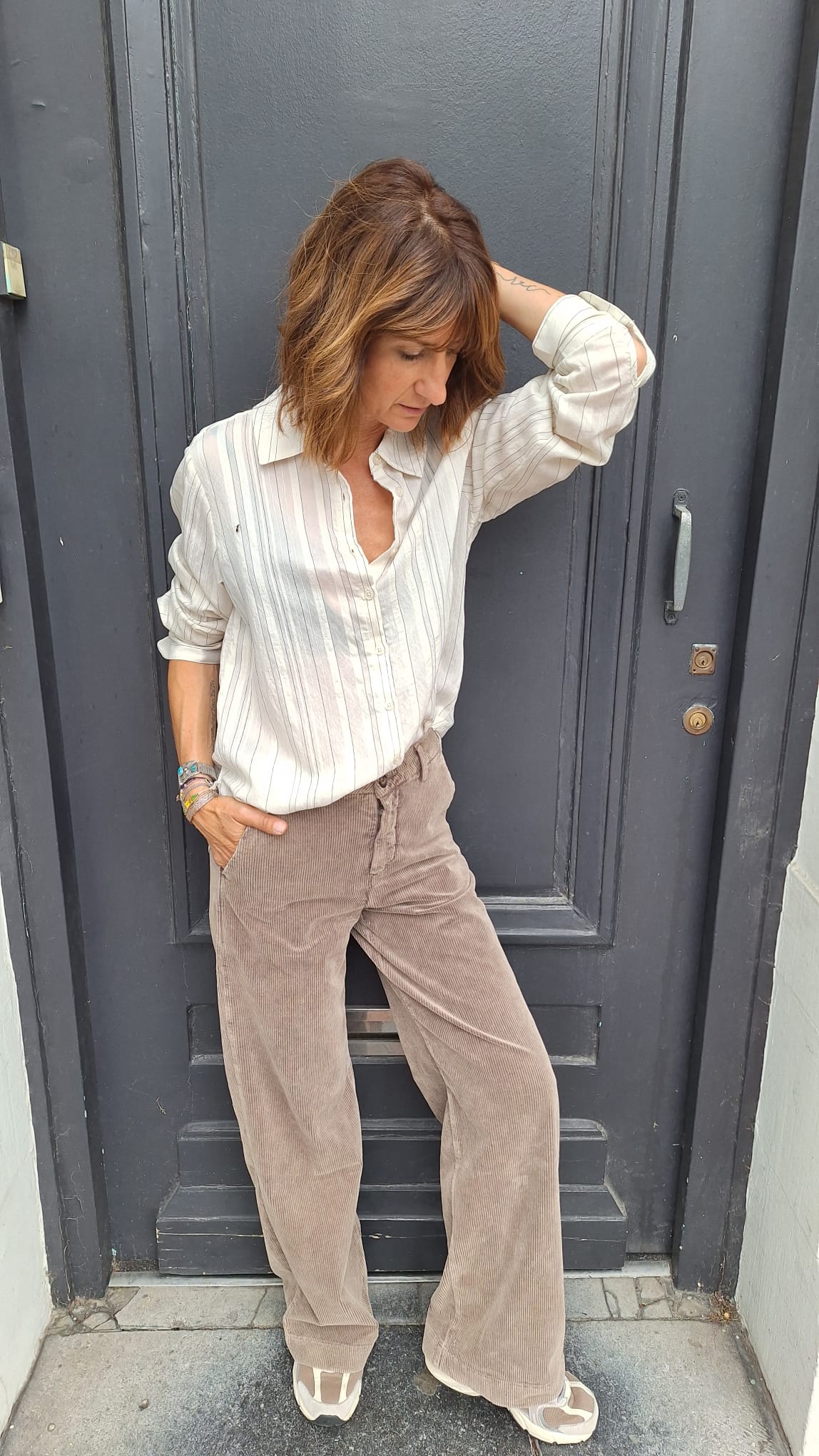 Pantalon HOD PACIFIE en velours, vue de face avec une chemise style bohème chic