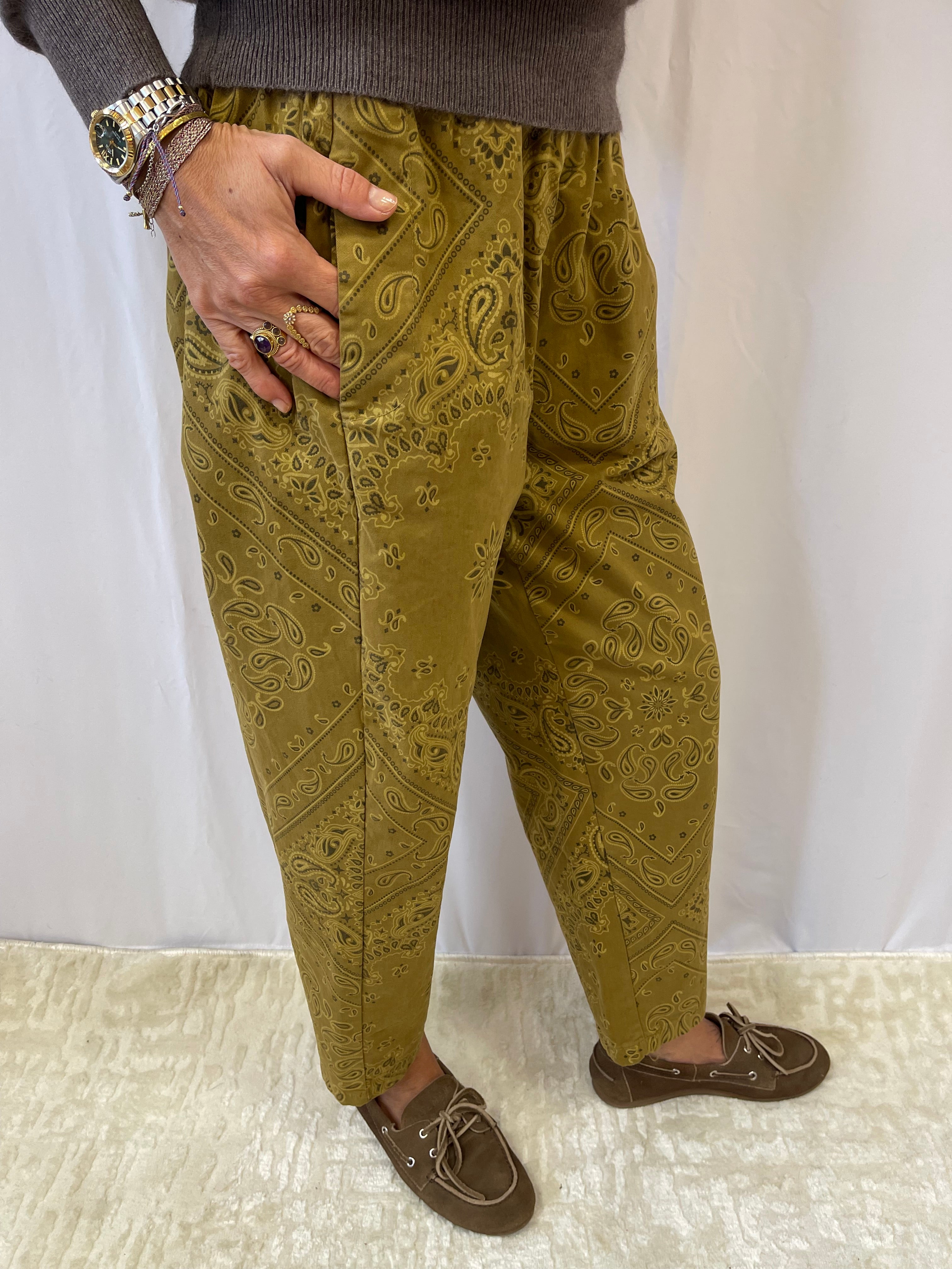 Vue de côté du pantalon johanna swan