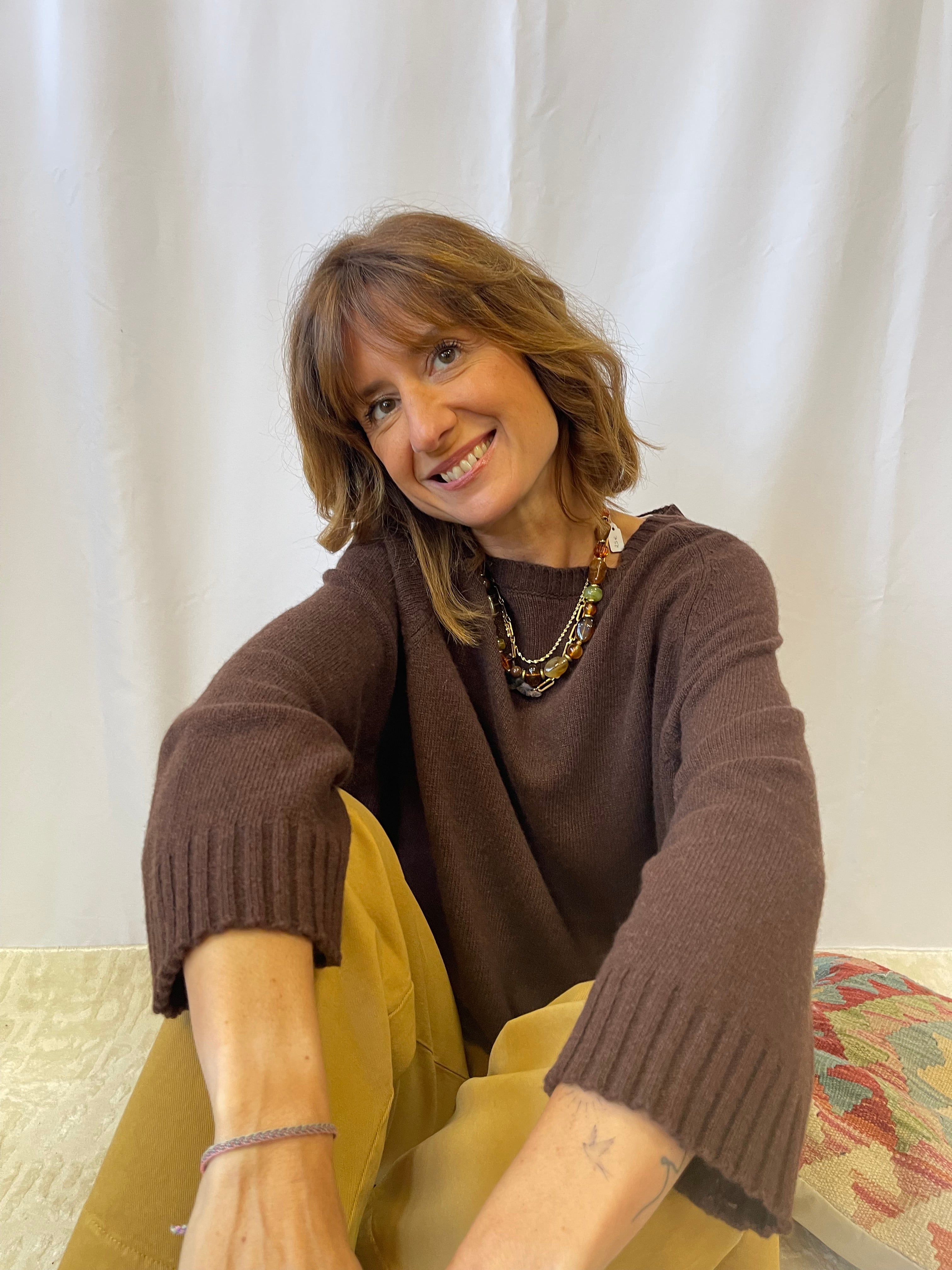 Alice fondatrice d'Other Life Concept, au style bohème chic avec ses bijoux