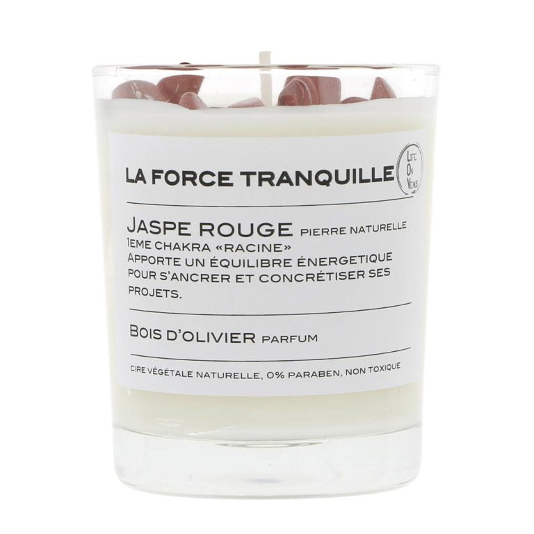 Bougie parfumée LA FORCE TRANQUILLE avec pierres de jaspe rouge, indiquée pour le 1er chakra ‘racine’, parfumée au bois d’olivier, présentée dans un pot en verre.