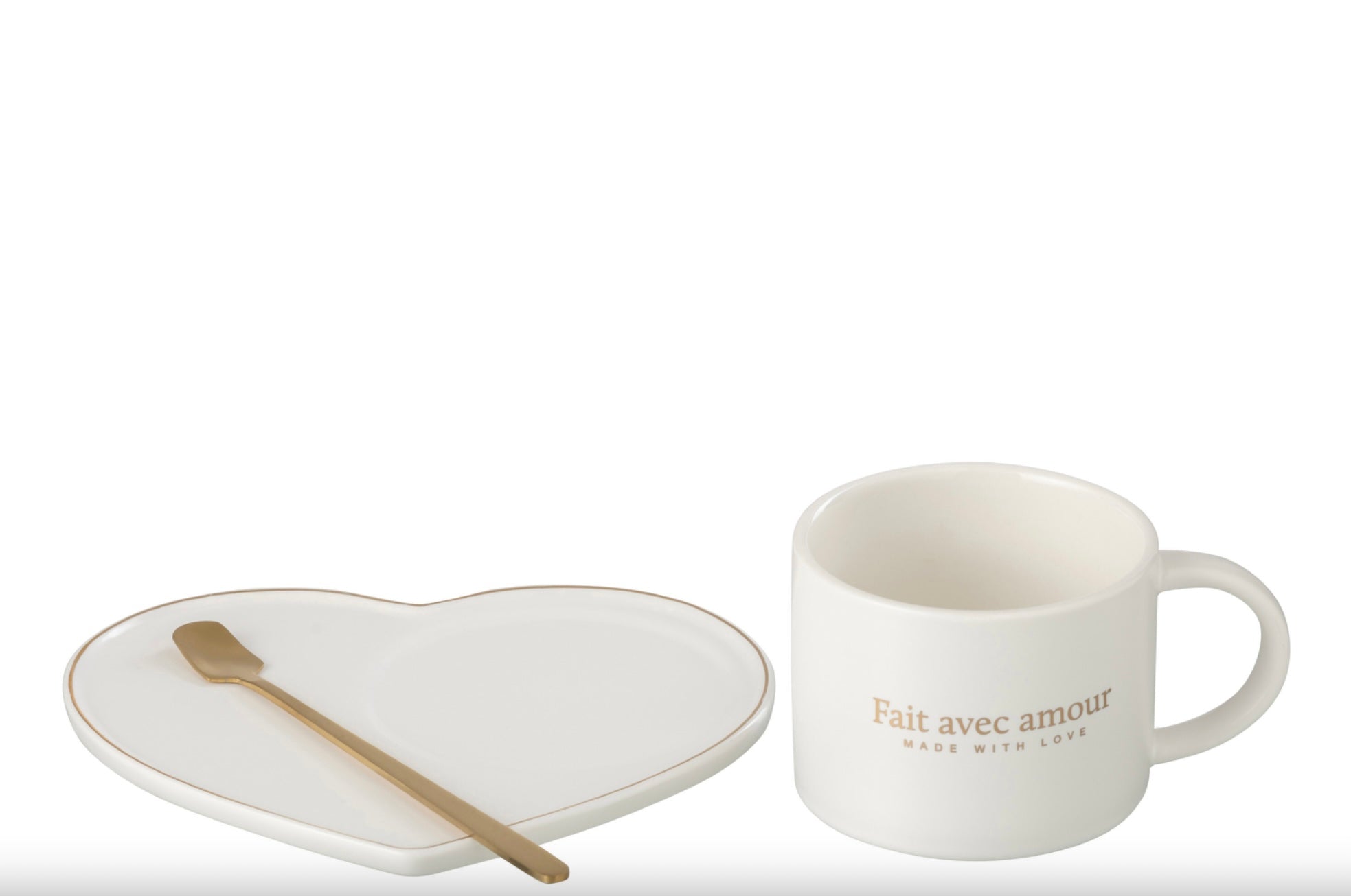 Ensemble de tasse en porcelaine blanche avec l’inscription ‘Fait avec amour’ en doré, une soucoupe en forme de cœur et une cuillère dorée, montrés séparément.