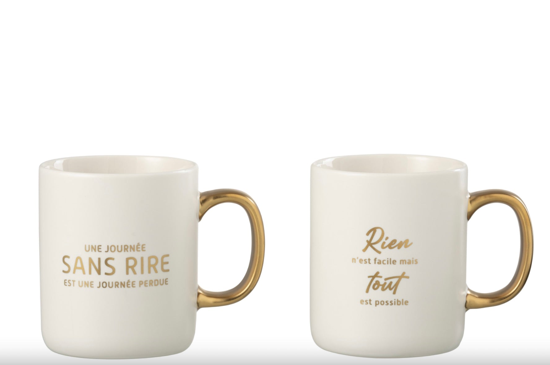 Deux mugs en porcelaine blanche avec des anses dorées. Le premier mug porte l’inscription ‘Une journée sans rire est une journée perdue’, et le second mug porte l’inscription ‘Rien n’est facile mais tout est possible’, toutes deux en doré