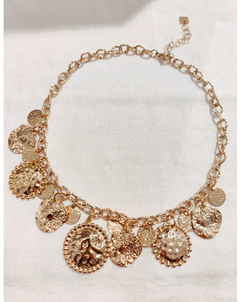 Collier breloques martelées doré