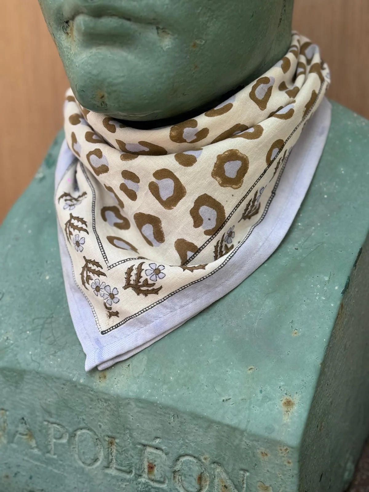 Foulard Byzantine Grand Léopard écru et bleu ciel