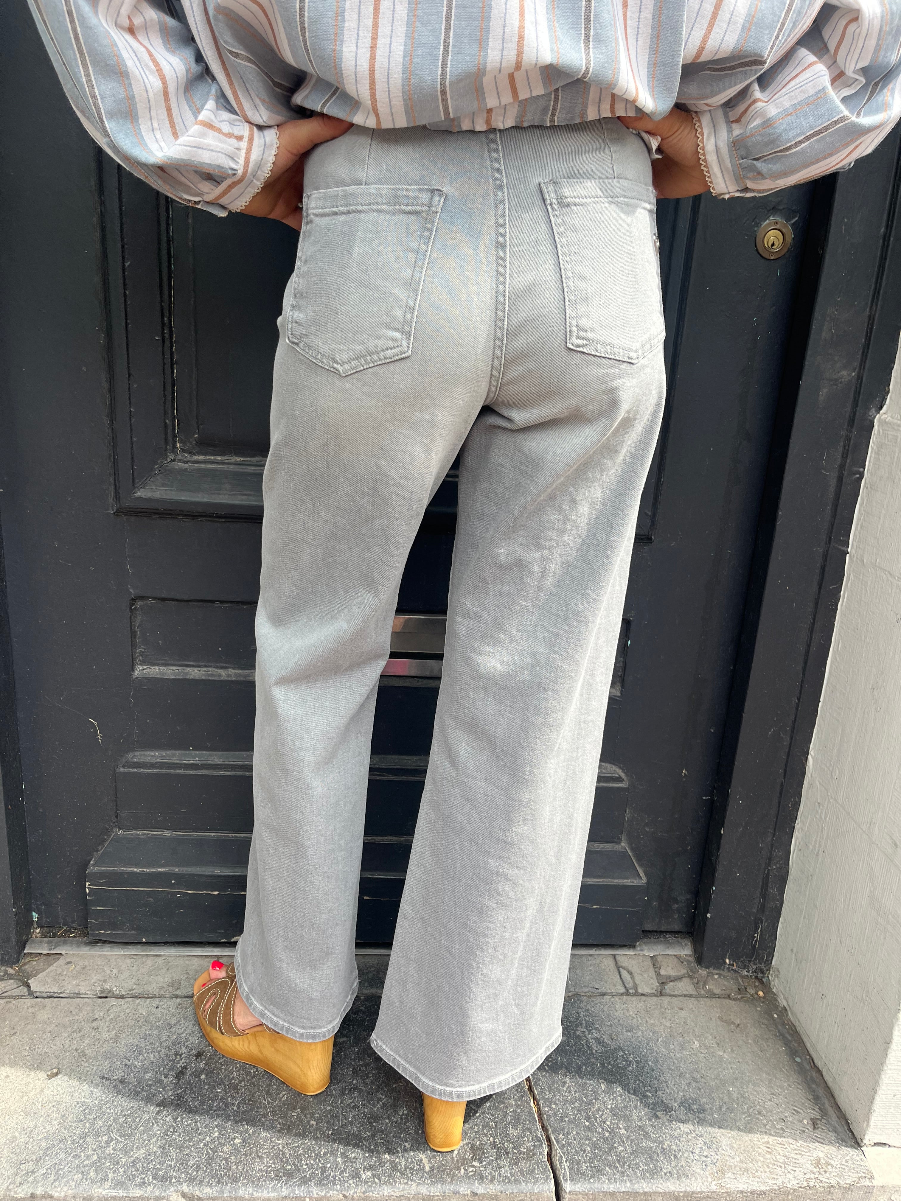 vue de derrière du jean please